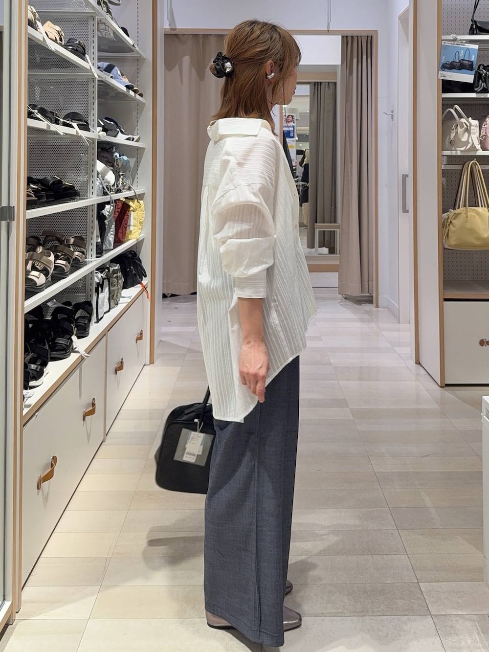 その他のパンプス、ホワイト系のタンクトップ、ブラック系のトートバッグを着用したレディースの春コーディネートの4枚目の写真