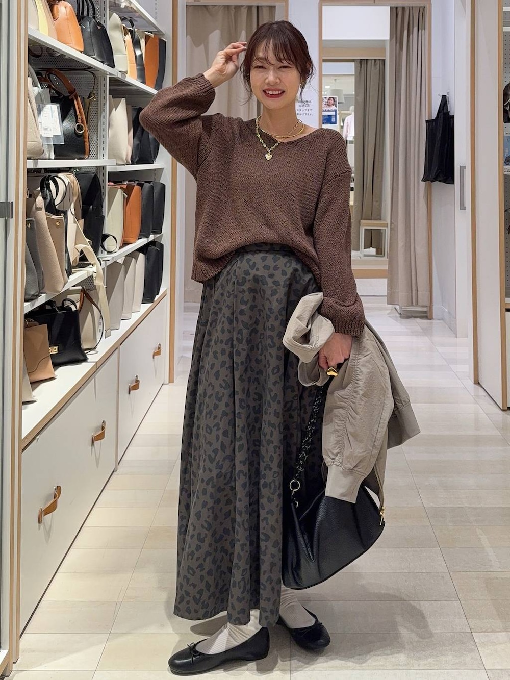 ブラック系のバレエシューズ、その他のスカート、ブラウン系のブルゾンを着用したレディースの春コーディネートの2枚目の写真