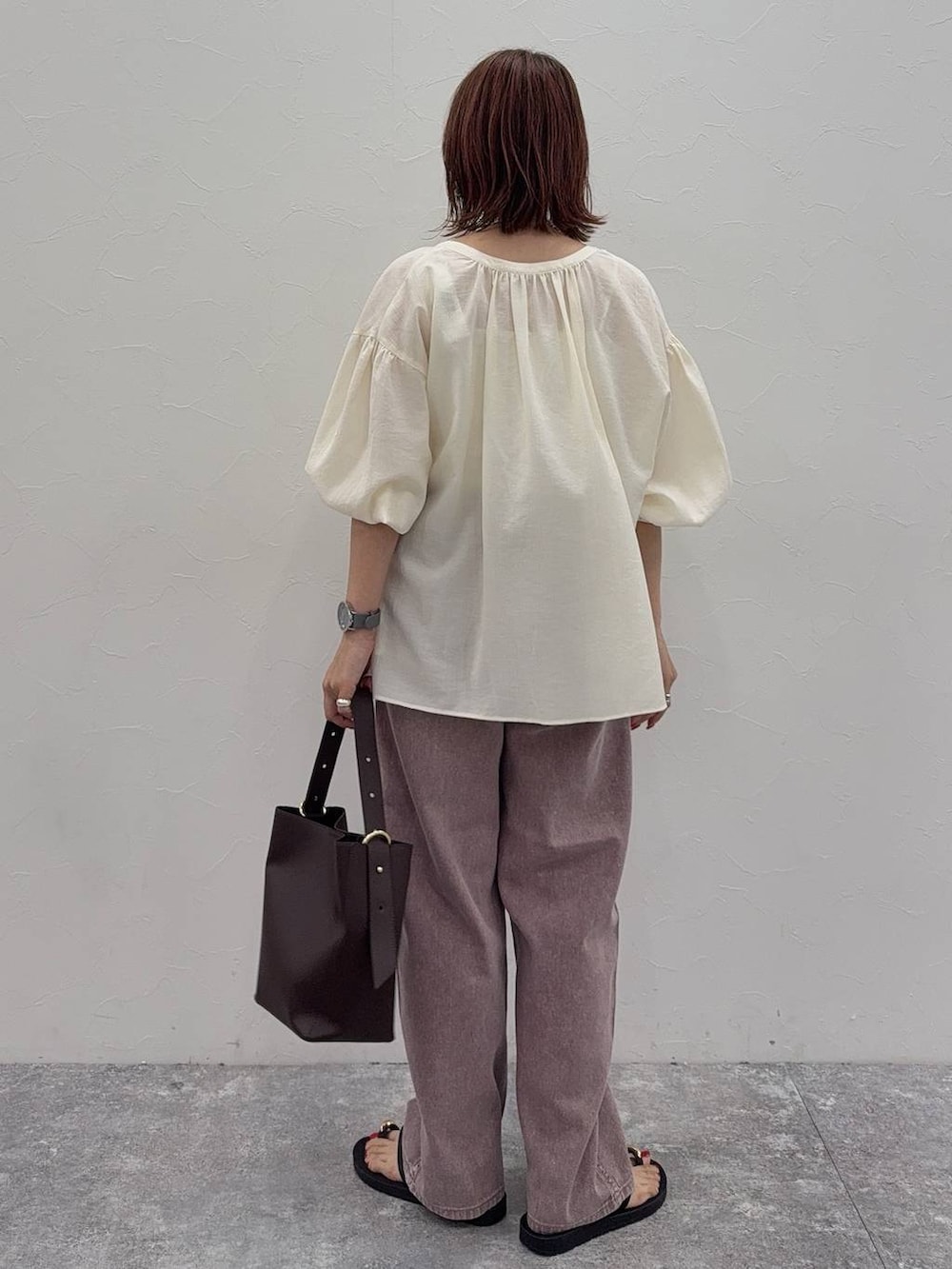 ブラウン系のショルダーバッグ、ホワイト系のキャミソール、ピンク系のデニムパンツを着用したレディースの夏コーディネートの4枚目の写真