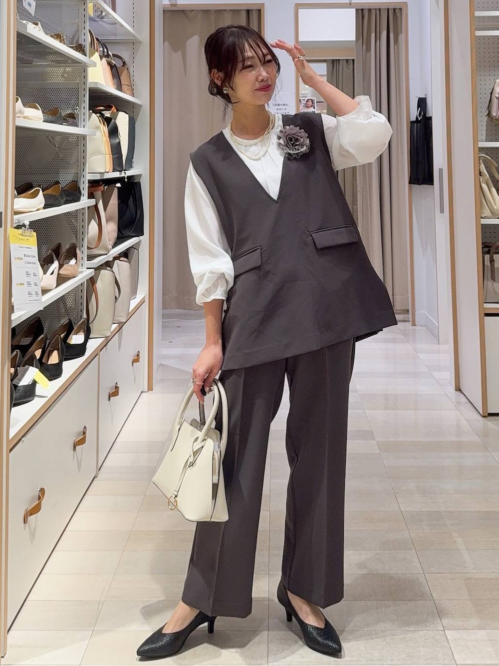 その他のパンプス、ブラック系のセットアップ、ベージュ系のトレンチコートを着用したレディースの冬コーディネートの5枚目の写真