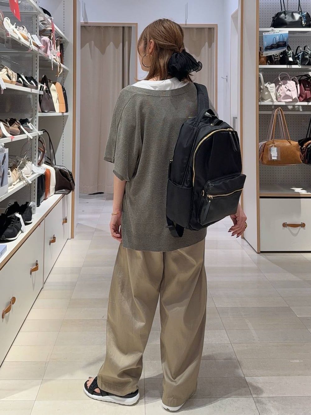 ブラウン系のカーディガン/ボレロ、ブラック系のバックパック/リュック、ホワイト系のTシャツ/カットソーを着用したレディースの夏コーディネートの7枚目の写真