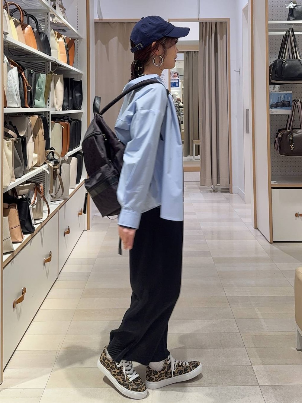 その他のバックパック/リュック、ブルー系のシャツ/ブラウス、グレー系のTシャツ/カットソーを着用したレディースの春コーディネートの6枚目の写真