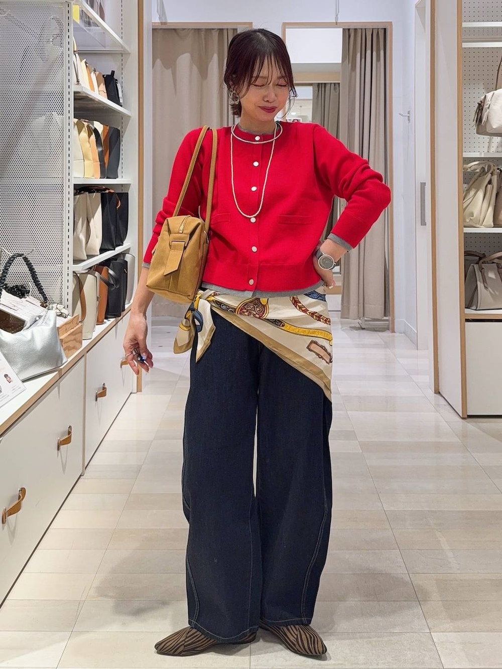 ブラック系のバックパック/リュック、グレー系のスウェットパンツ、ブルー系のカーディガン/ボレロを着用したレディースの冬コーディネートの3枚目の写真