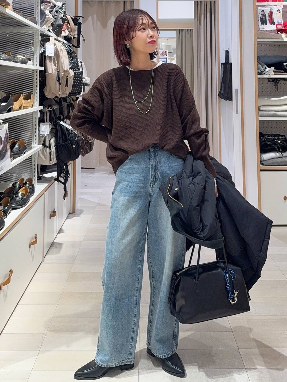 ブラック系のボストンバッグ、ベージュ系のチェスターコート、ピンク系のその他パンツを着用したレディースの冬コーディネートの4枚目の写真