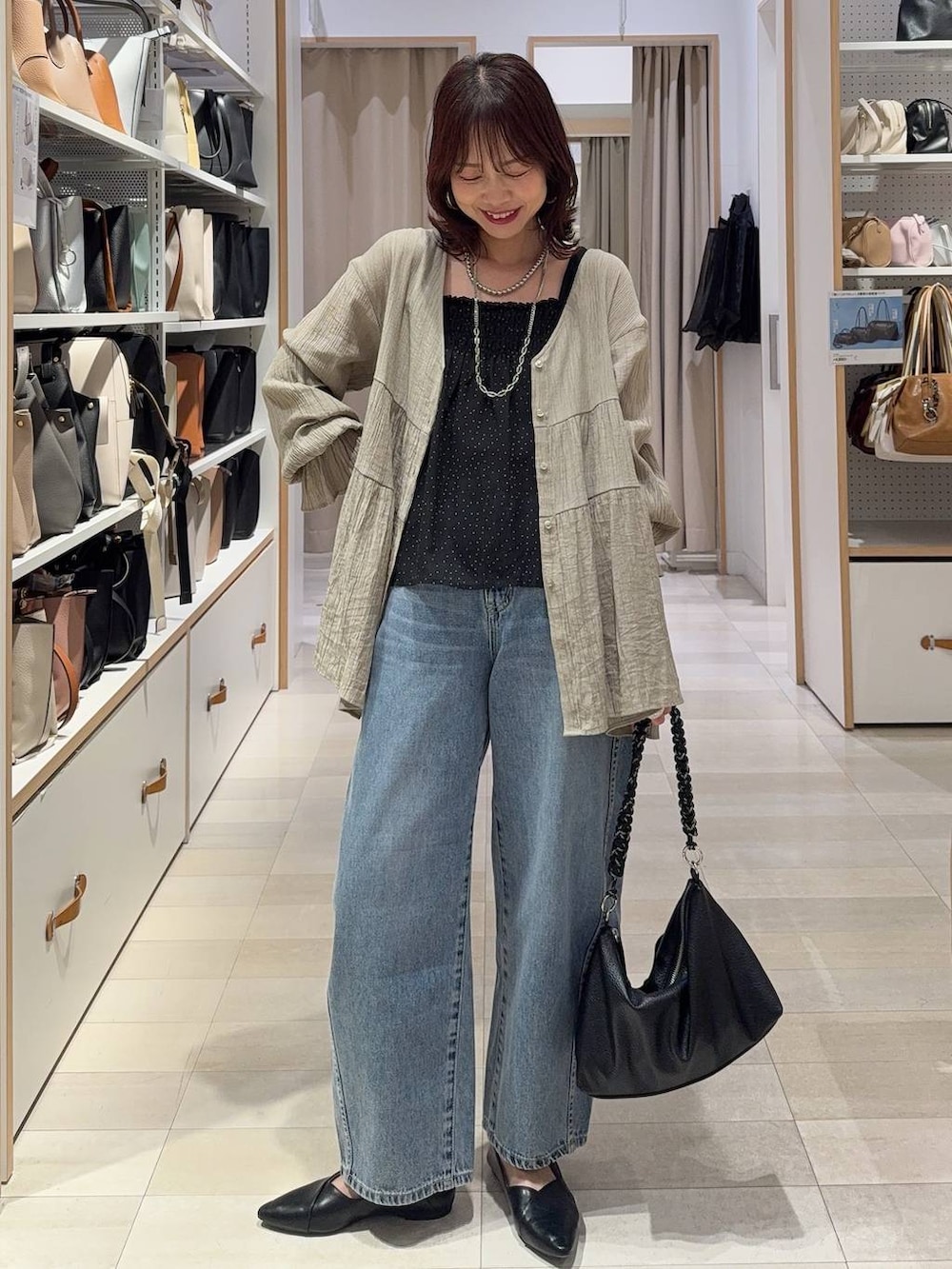 その他のパンプス、ベージュ系のその他パンツ、シルバー系のネックレスを着用したレディースの春コーディネートの4枚目の写真