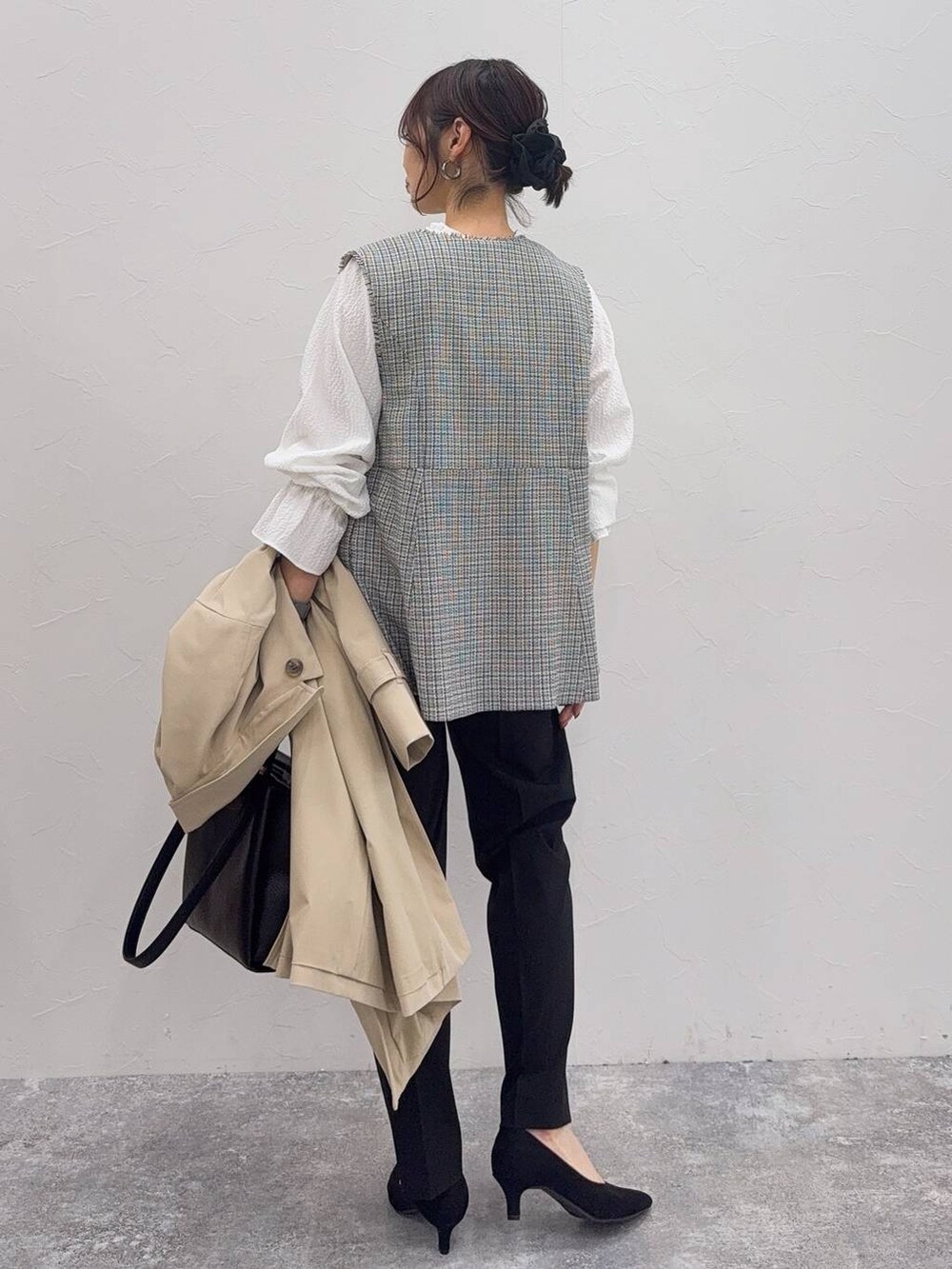 ブラック系のパンプス、ホワイト系のシャツ/ブラウス、ブラック系のスラックスを着用したレディースの冬コーディネートの7枚目の写真