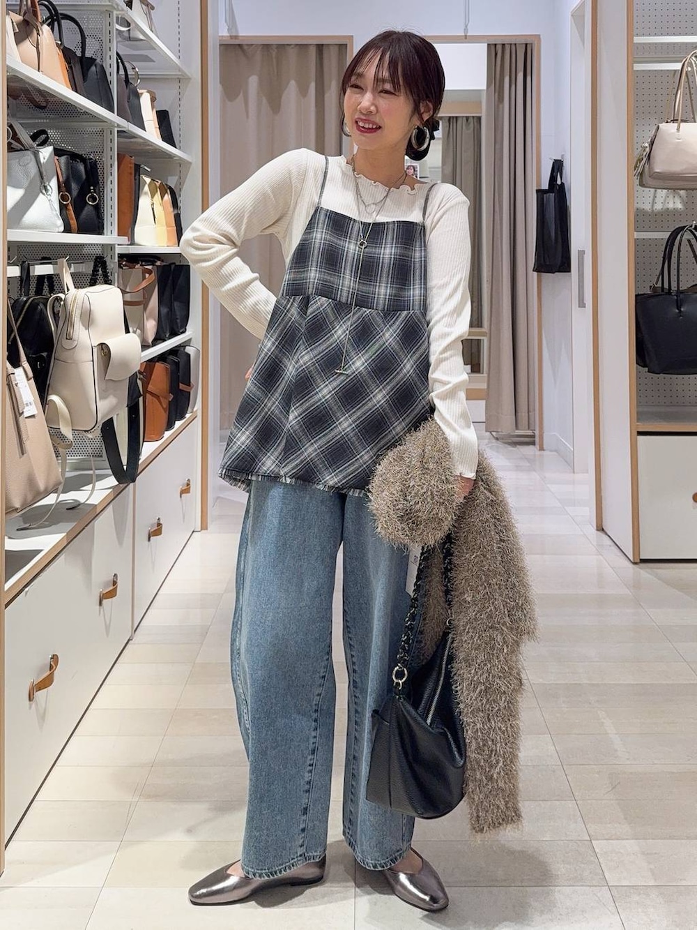 その他のパンプス、ブルー系のデニムパンツ、ホワイト系のTシャツ/カットソーを着用したレディースの冬コーディネートの2枚目の写真