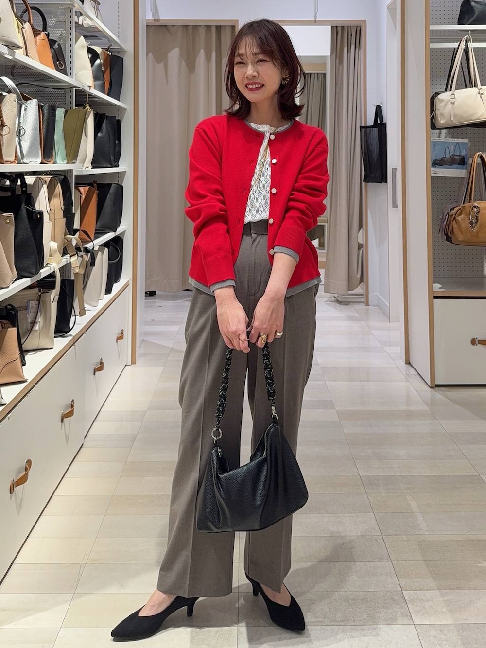 その他のパンプス、ブラウン系のスラックス、ブラック系のトートバッグを着用したレディースの春コーディネートの4枚目の写真