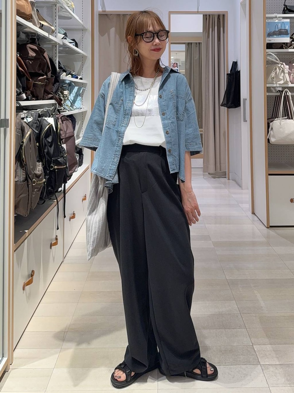 ベージュ系のその他パンツ、ホワイト系のタンクトップ、ブルー系のシャツ/ブラウスを着用したレディースの夏コーディネートの4枚目の写真