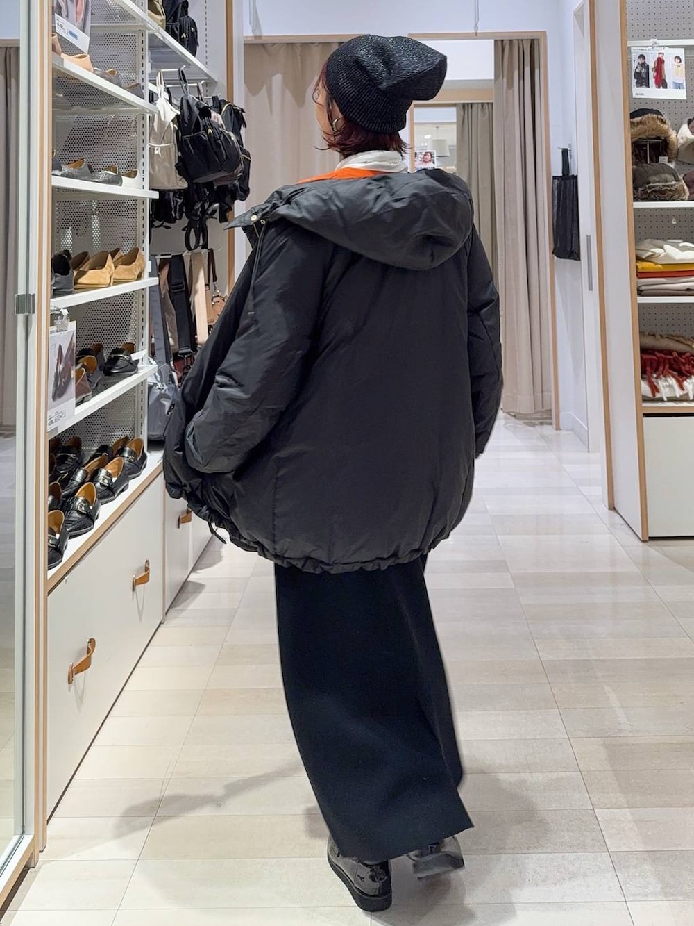 ブラック系のローファー、ブラック系のショルダーバッグ、ブラック系のダウンジャケット/コートを着用したレディースの冬コーディネートの7枚目の写真