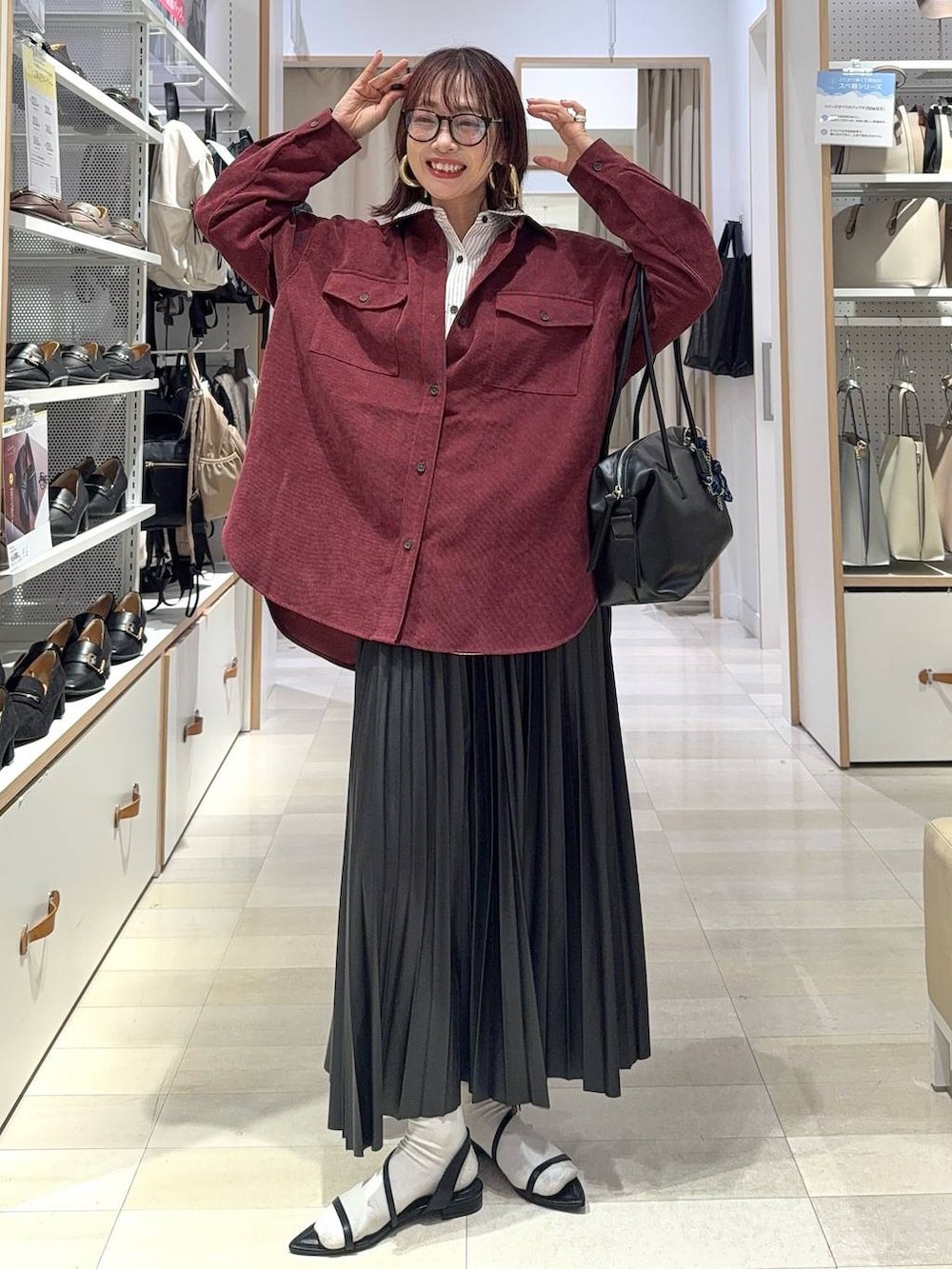 ブラック系のスニーカー、ブルー系のシャツ/ブラウス、グレー系のその他パンツを着用したレディースの秋コーディネートの6枚目の写真