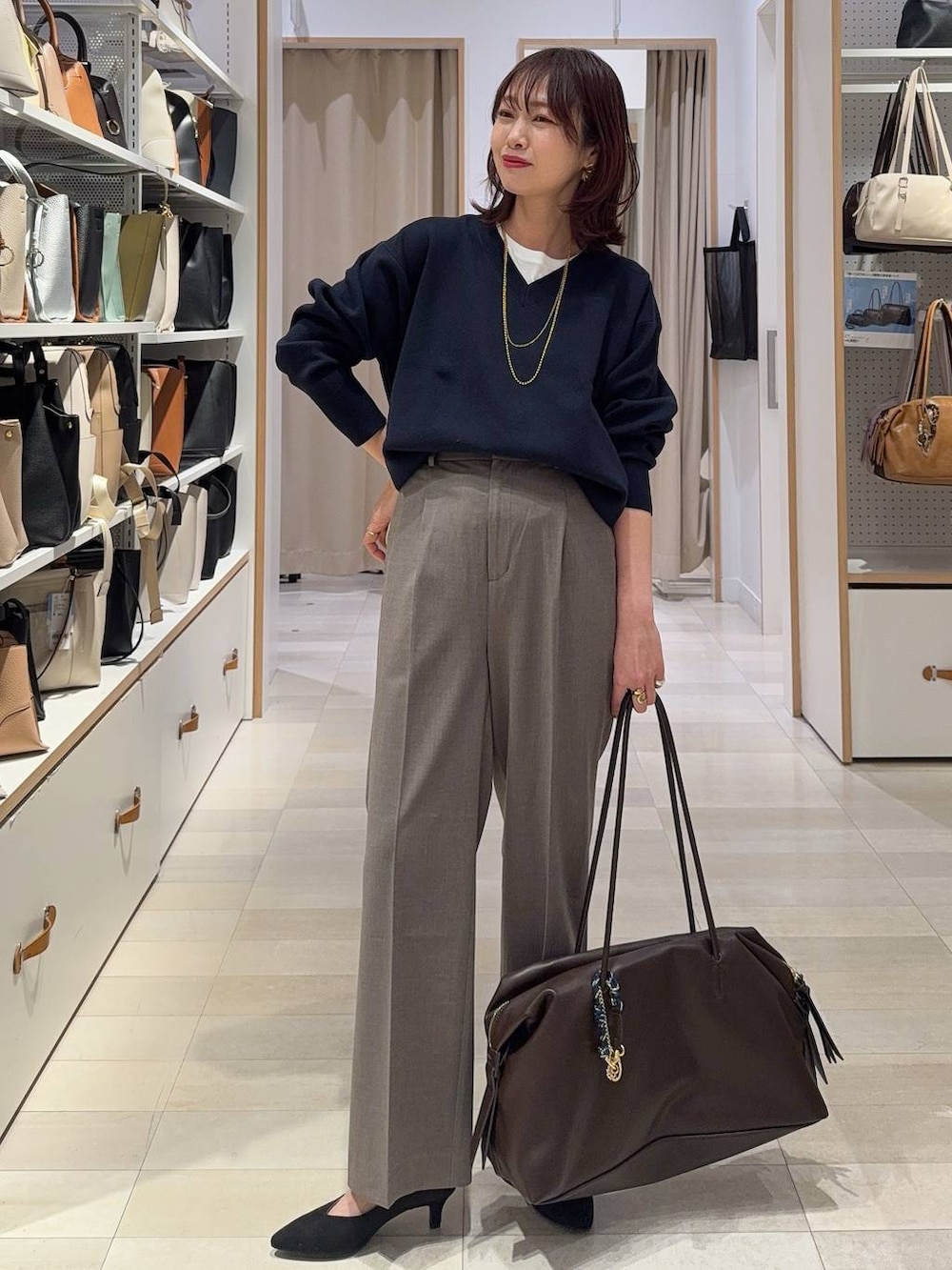 その他のパンプス、ブラウン系のスラックス、ブラック系のトートバッグを着用したレディースの春コーディネートの3枚目の写真