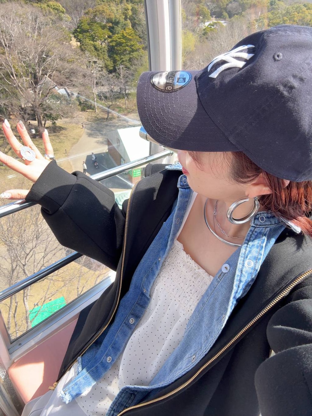 ブルー系のTシャツ/カットソー、ブルー系のシャツ/ブラウス、ブラウン系のデニムパンツを着用したレディースの春コーディネートの4枚目の写真