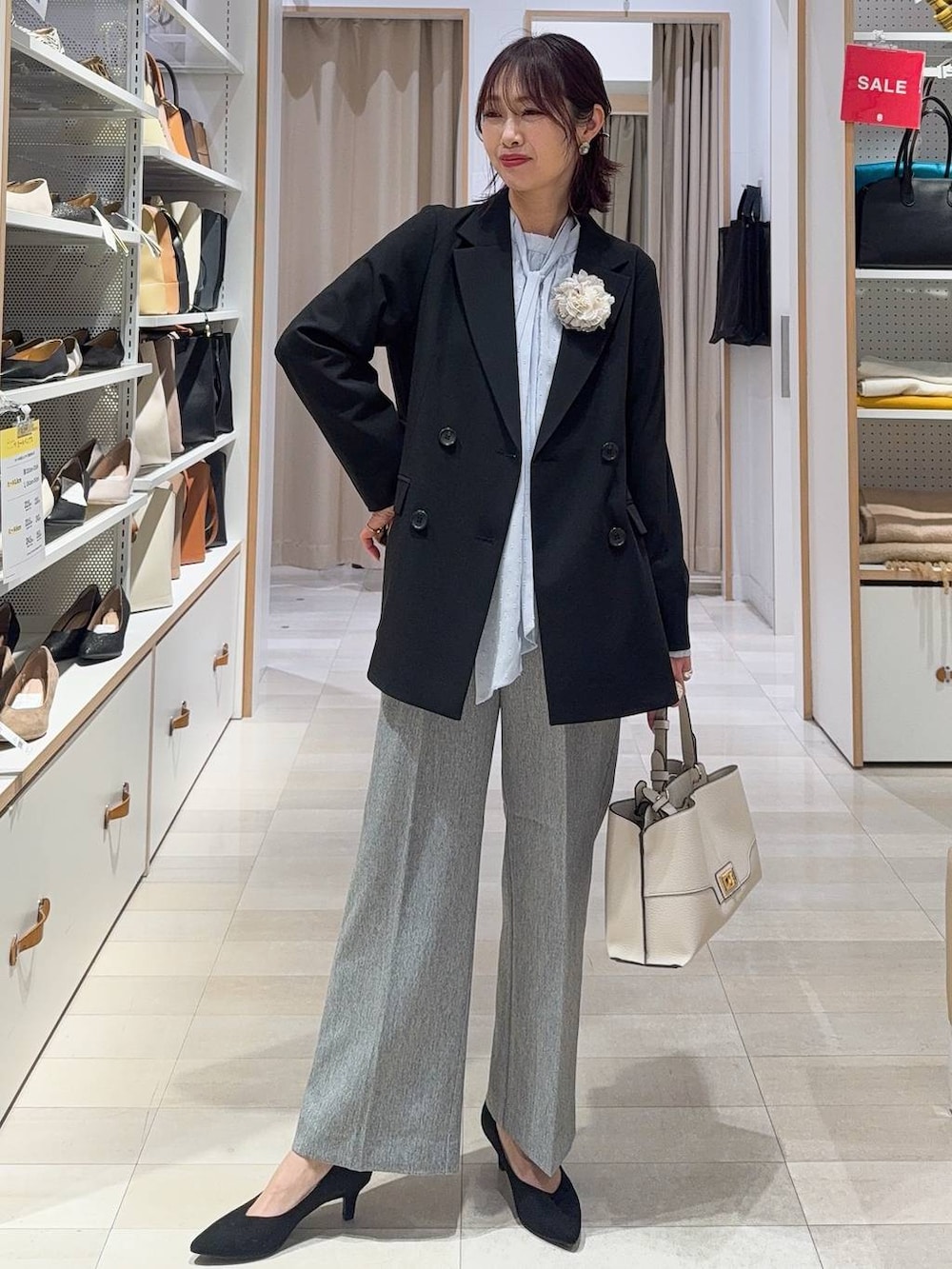 その他のパンプス、ブラック系のキャミソール、ブラック系のTシャツ/カットソーを着用したレディースの冬コーディネートの3枚目の写真