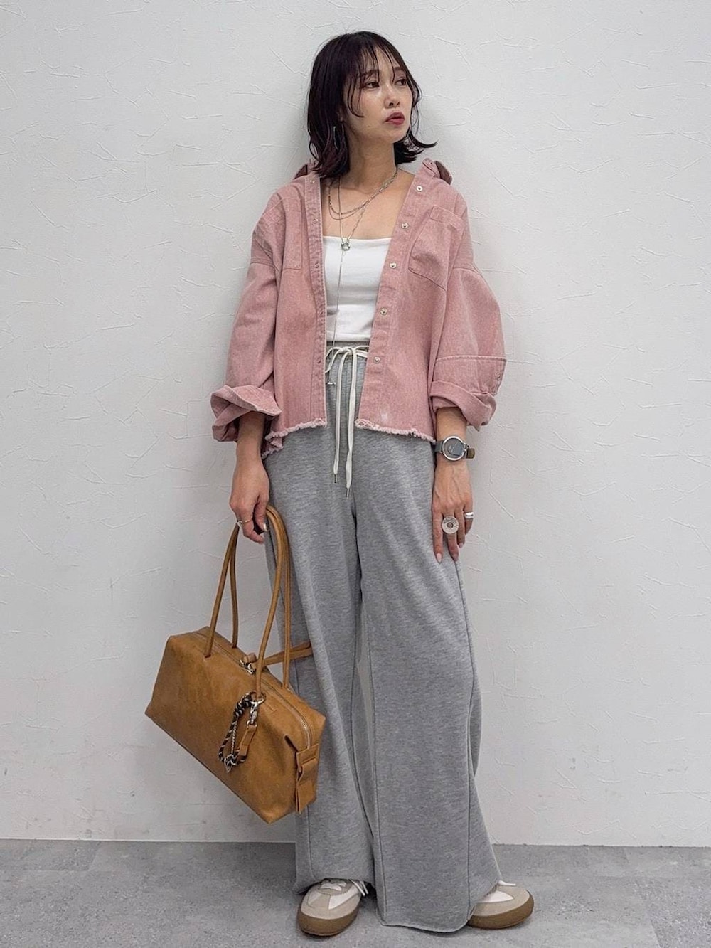 ゴールド系のバレエシューズ、ホワイト系のショルダーバッグ、ピンク系のシャツ/ブラウスを着用したレディースの冬コーディネートの4枚目の写真