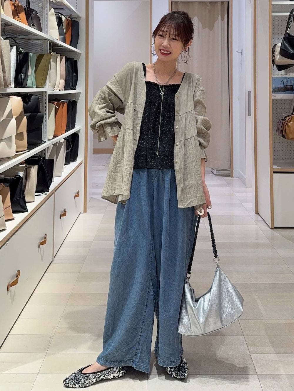 グレー系のワンピース、ベージュ系のその他パンツ、ブラック系のパーカーを着用したレディースの春コーディネートの4枚目の写真