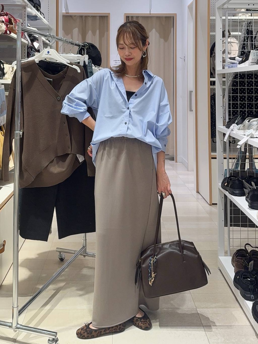 ブルー系のシャツ/ブラウス、ホワイト系のTシャツ/カットソー、ブラック系のショルダーバッグを着用したレディースの秋コーディネートの3枚目の写真