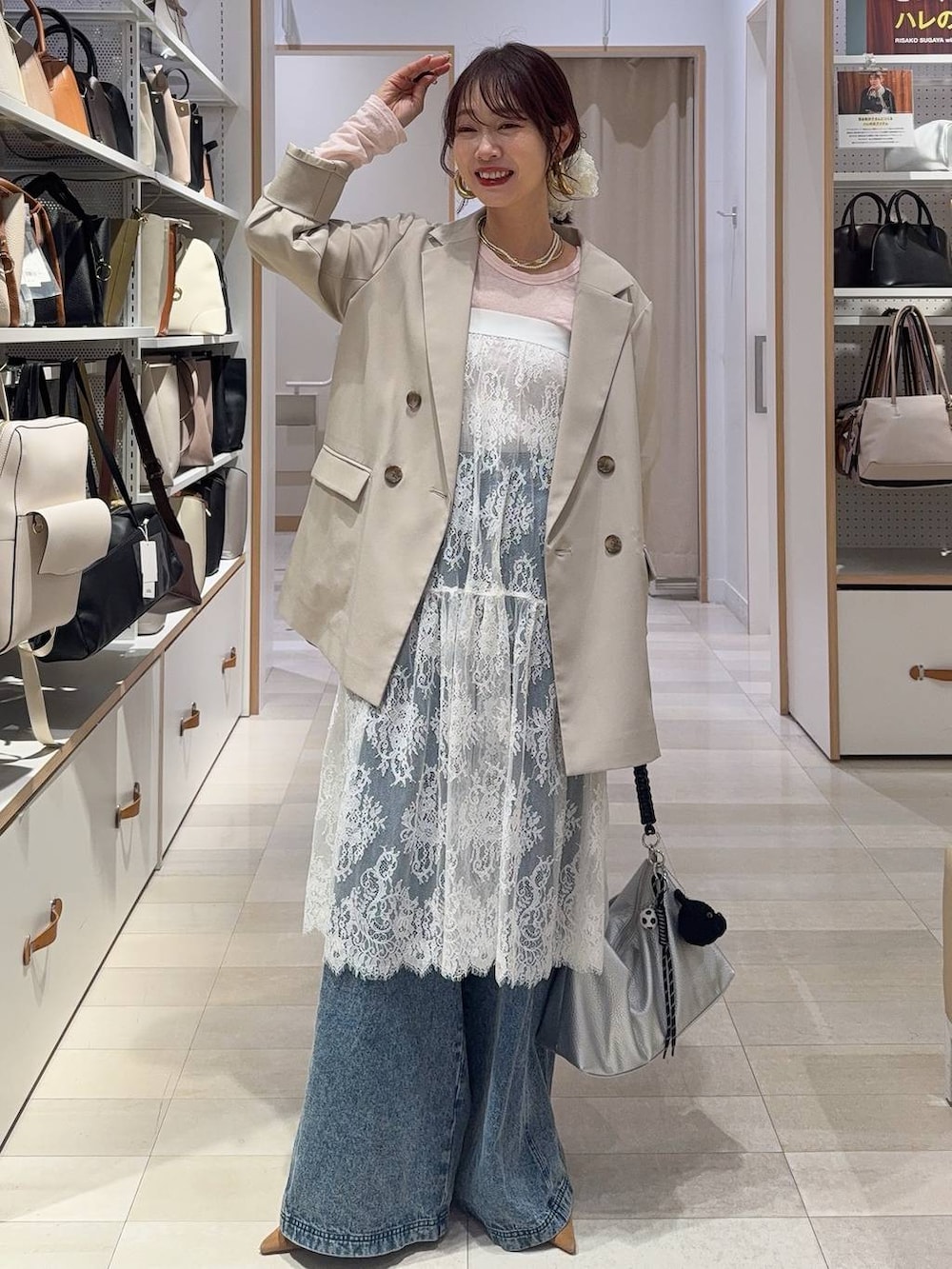 グレー系のワンピース、ベージュ系のテーラードジャケット、ゴールド系のネックレスを着用したレディースの冬コーディネートの2枚目の写真