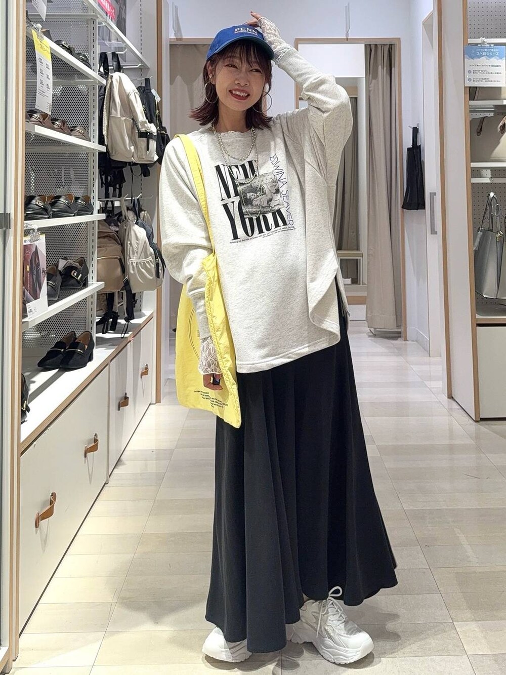 ホワイト系のスニーカー、ホワイト系のTシャツ/カットソー、グレー系のTシャツ/カットソーを着用したレディースの秋コーディネートの2枚目の写真