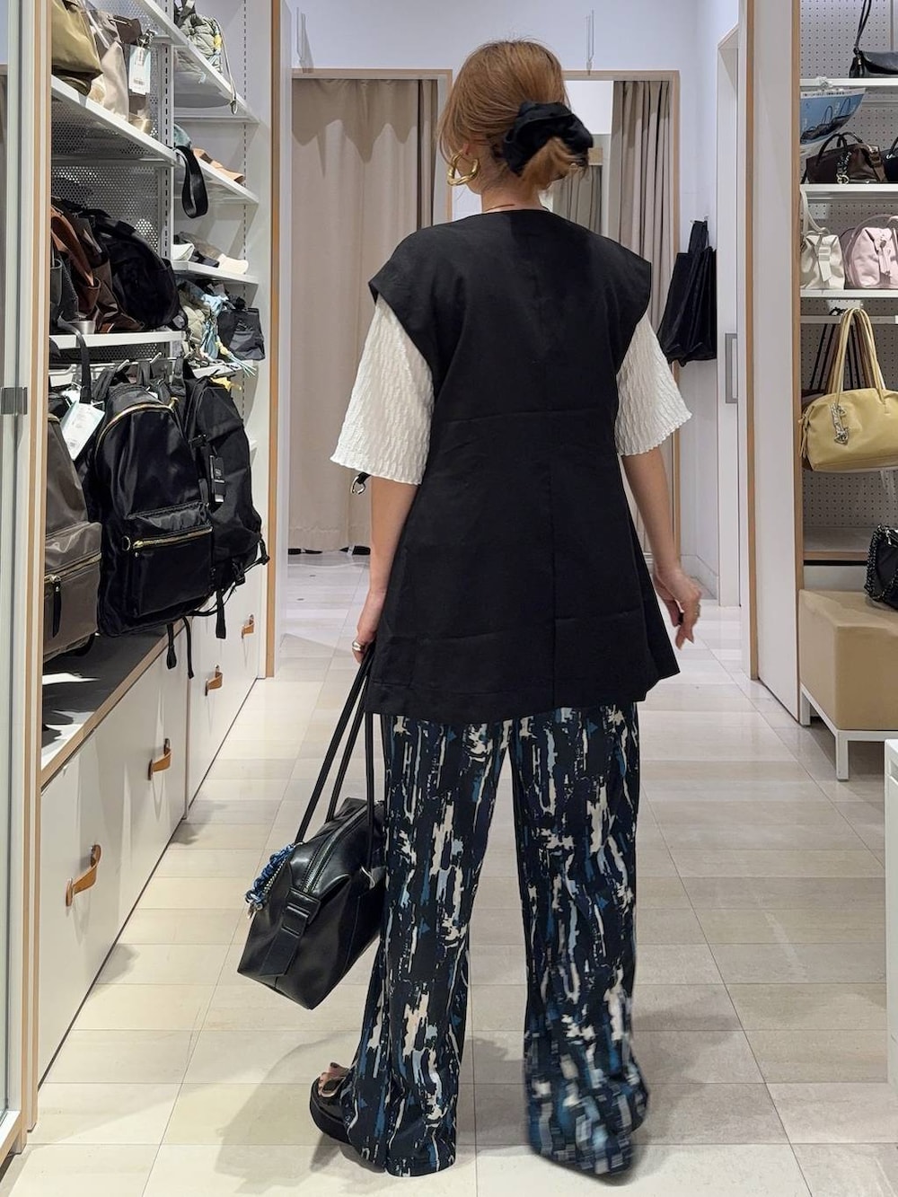 ホワイト系のその他トップス、ホワイト系のスカート、ブラック系のTシャツ/カットソーを着用したレディースの春コーディネートの6枚目の写真