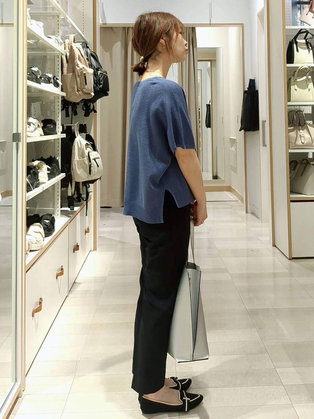 ブラック系のその他パンツ、シルバー系のトートバッグ、その他のパンプスを着用したレディースの春コーディネートの2枚目の写真