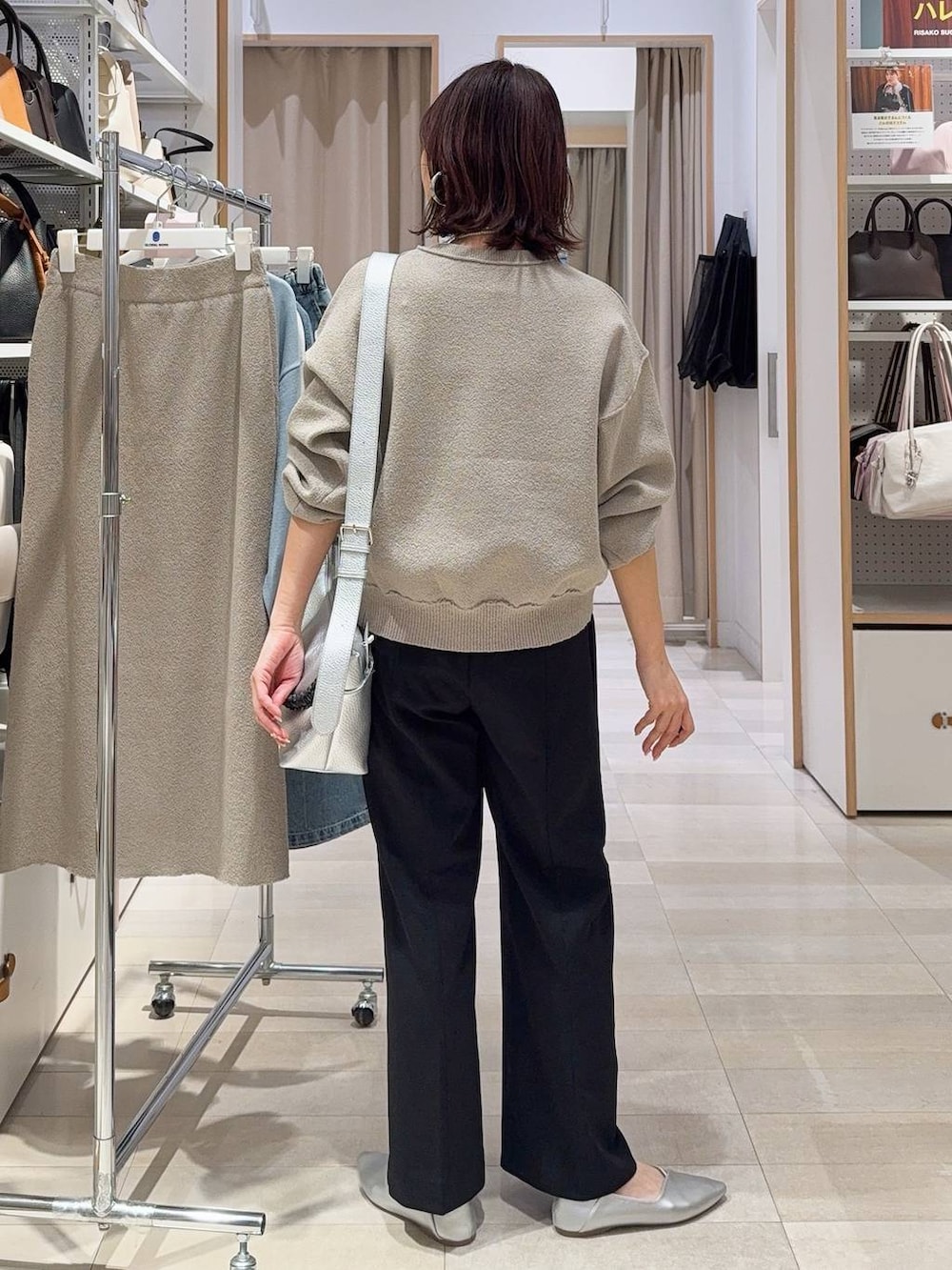 シルバー系のパンプス、ブラック系のキャミソール、ブラック系のその他パンツを着用したレディースの冬コーディネートの10枚目の写真