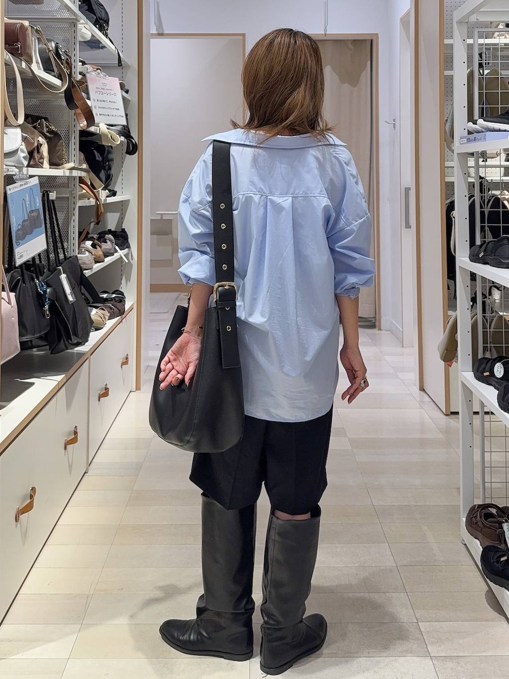 ブラック系のショルダーバッグ、ブルー系のシャツ/ブラウス、ブルー系のその他パンツを着用したレディースの秋コーディネートの9枚目の写真