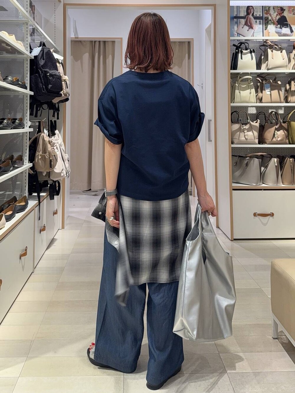 ホワイト系のデニムパンツ、ブラック系のキャミソール、ブラック系のシャツ/ブラウスを着用したレディースの夏コーディネートの6枚目の写真