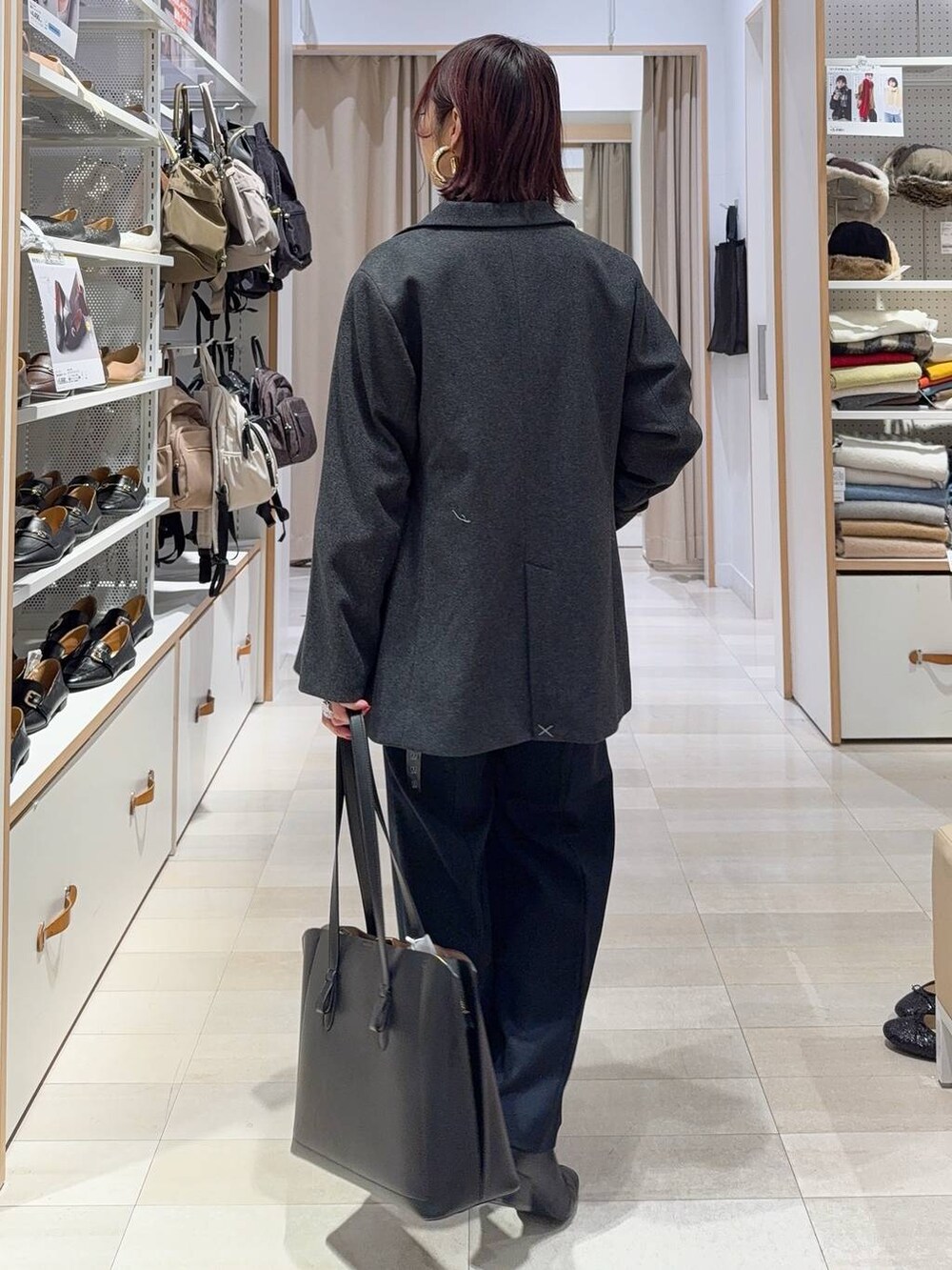 ブラック系のトートバッグ、ブルー系のその他パンツ、ホワイト系のTシャツ/カットソーを着用したレディースの秋コーディネートの4枚目の写真