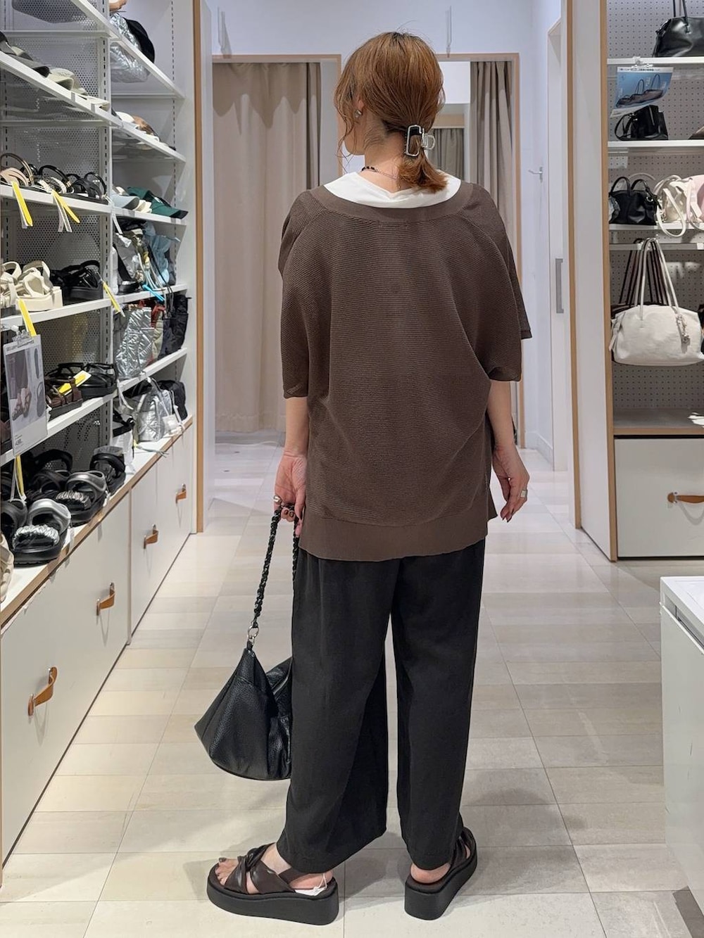 ブラック系のその他パンツ、ブラウン系のカーディガン/ボレロ、ベージュ系のTシャツ/カットソーを着用したレディースの夏コーディネートの6枚目の写真