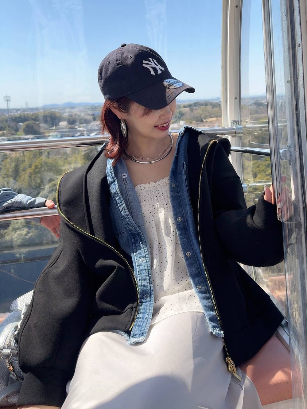 ブルー系のTシャツ/カットソー、ブルー系のシャツ/ブラウス、ブラウン系のデニムパンツを着用したレディースの春コーディネートの3枚目の写真