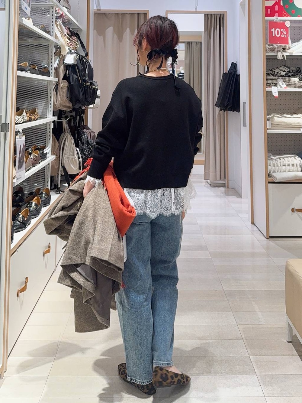 その他のパンプス、ブルー系のデニムパンツ、ブラウン系のチェスターコートを着用したレディースの冬コーディネートの8枚目の写真