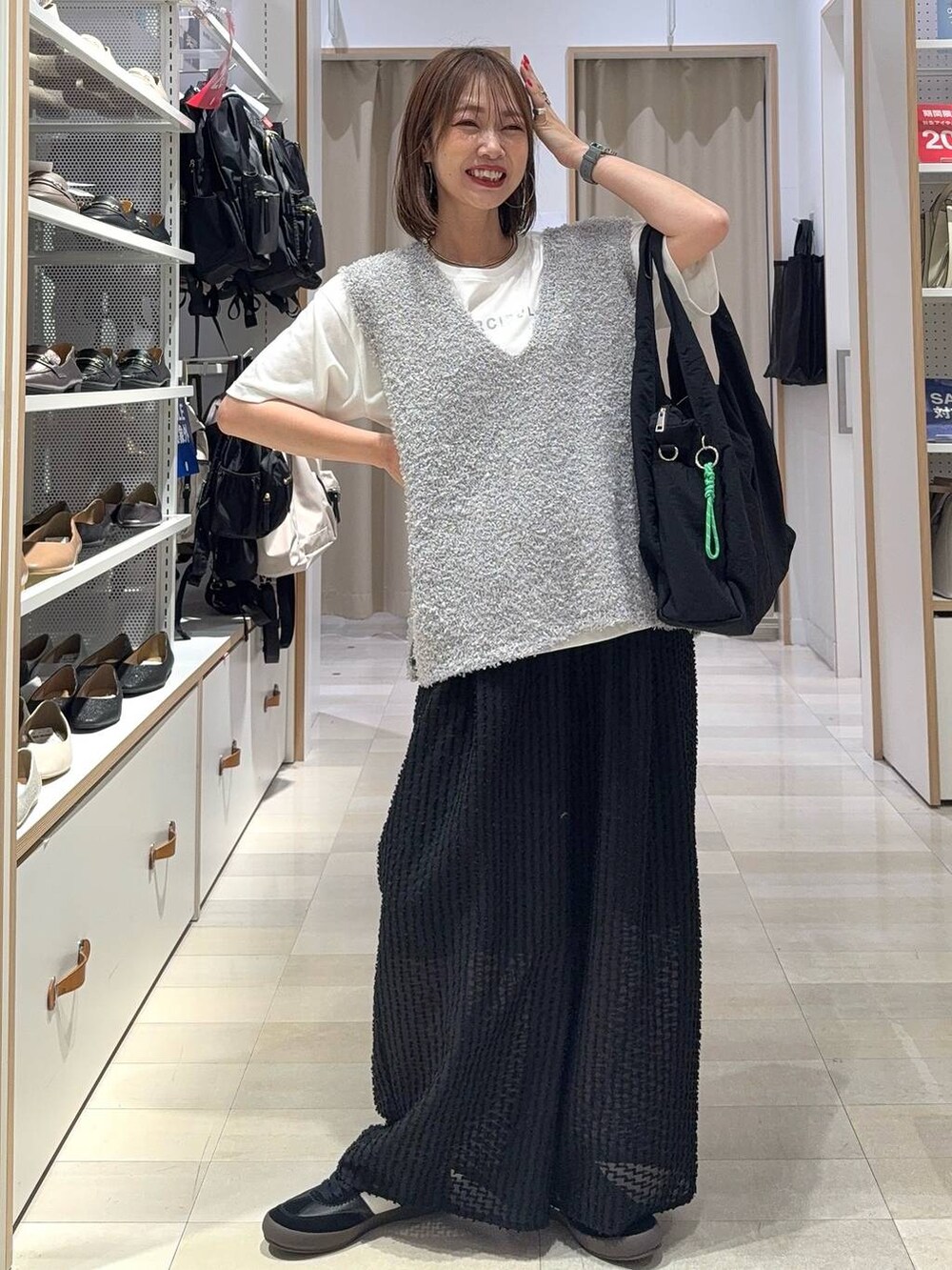 ベージュ系のパンプス、ホワイト系のキャミソール、ホワイト系のシャツ/ブラウスを着用したレディースの夏コーディネートの6枚目の写真