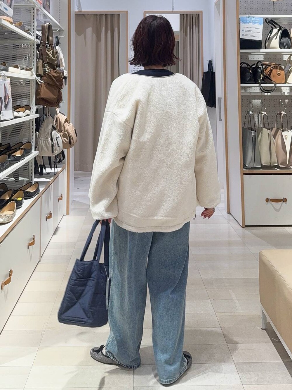 グレー系のバレエシューズ、ブルー系のトートバッグ、ホワイト系のブルゾンを着用したレディースの秋コーディネートの6枚目の写真