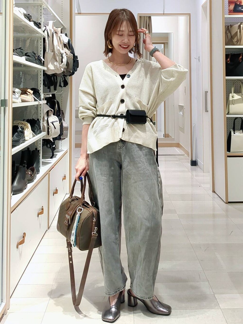 「ベーシック/シンプル、ママコーデ、体型カバー、カジュアル、きれいめ、着痩せ・細見え、GLOBAL WORK」|「GLOBAL WORKのGOODデニムカーブパンツ/143956(デニムパンツ、グレー系)」を使った、せこ子さん(レディース・159cm)の春コーディネートの3枚目の写真