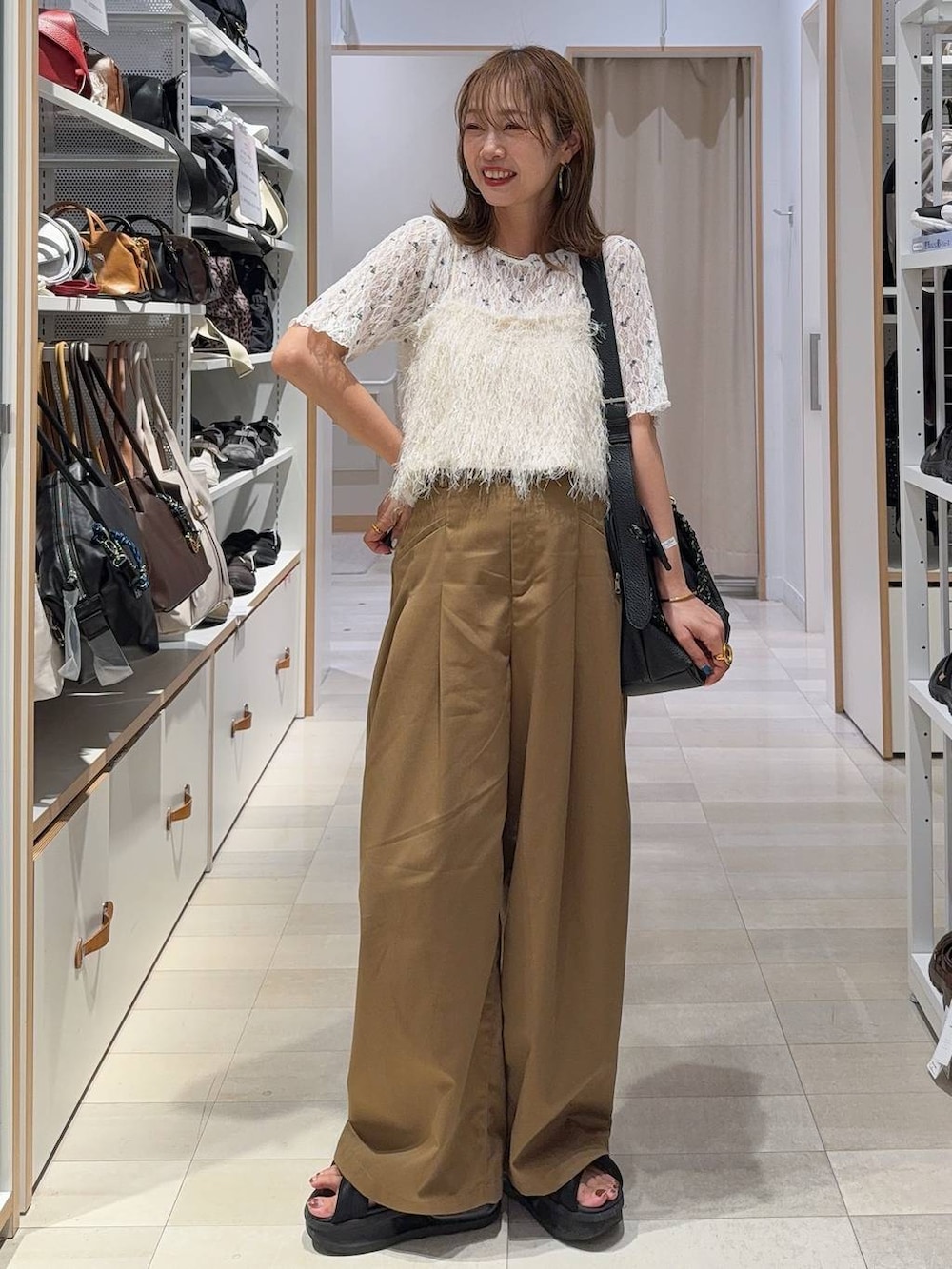 ホワイト系のキャミソール、ホワイト系のTシャツ/カットソー、ベージュ系のその他トップスを着用したレディースの夏コーディネートの2枚目の写真