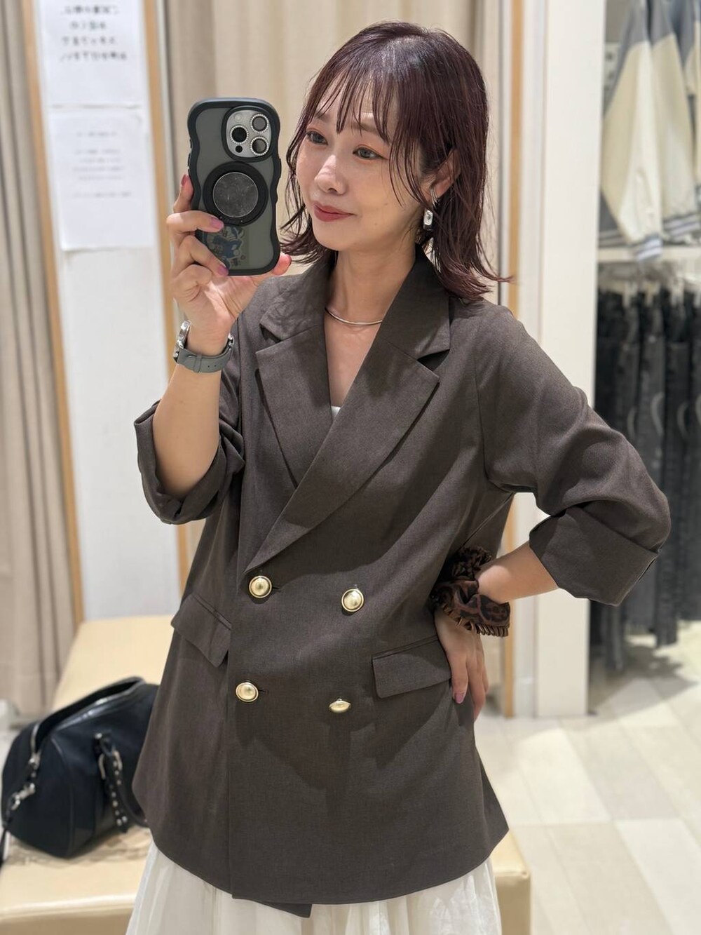 ブラック系のローファー、ホワイト系のキャミソール、ブラウン系のテーラードジャケットを着用したレディースの秋コーディネートの2枚目の写真