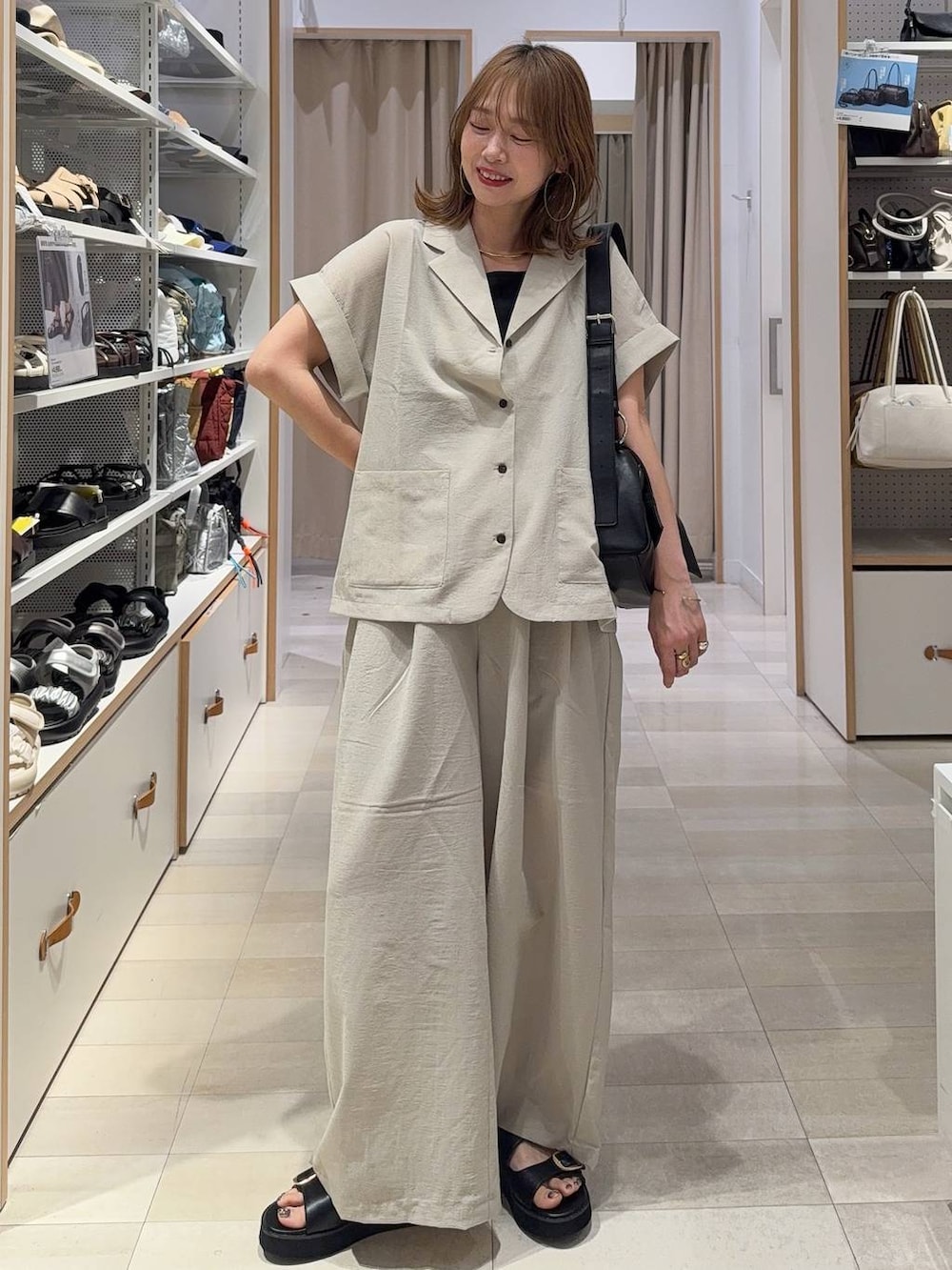 ブルー系のデニムパンツ、ホワイト系のタンクトップ、ブラウン系のシャツ/ブラウスを着用したレディースの春コーディネートの3枚目の写真