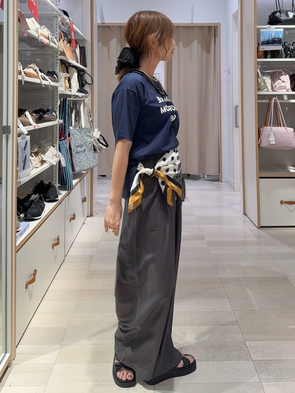 ブルー系のTシャツ/カットソー、ブラウン系のその他パンツ、ブラック系のサンダルを着用したレディースの夏コーディネートの5枚目の写真