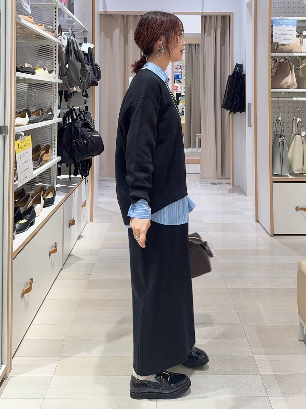 ブラック系のローファー、ブラウン系のボストンバッグ、ブラック系のスウェットを着用したレディースの秋コーディネートの4枚目の写真