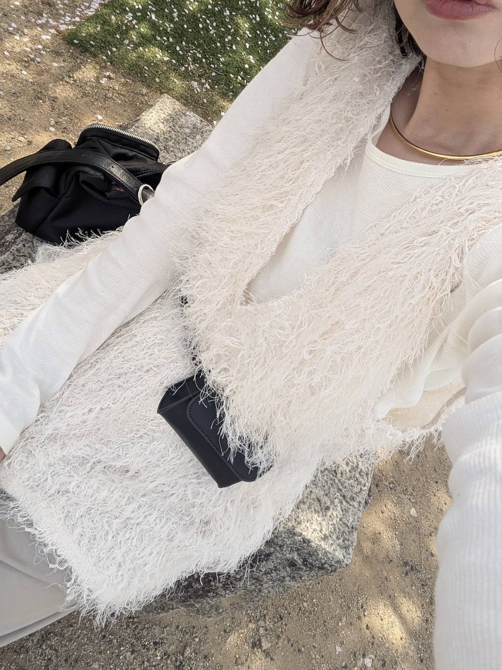 ホワイト系のTシャツ/カットソー、ブラック系のショルダーバッグ、ベージュ系のその他パンツを着用したレディースの春コーディネートの2枚目の写真