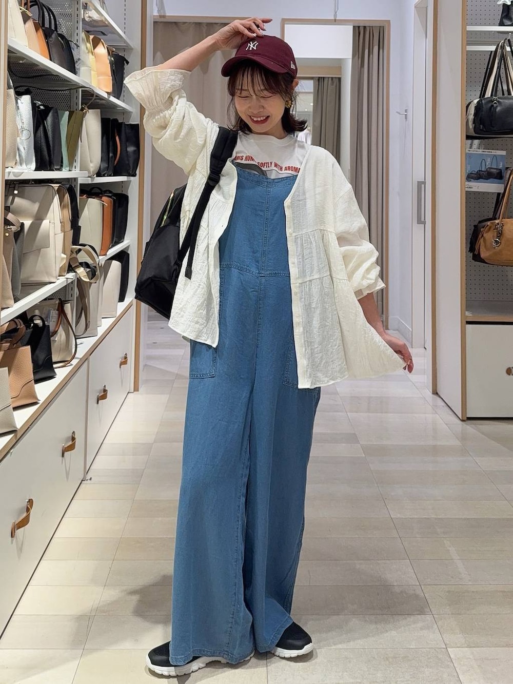 その他のパンプス、ブラウン系のボストンバッグ、ブラウン系のその他パンツを着用したレディースの春コーディネートの5枚目の写真