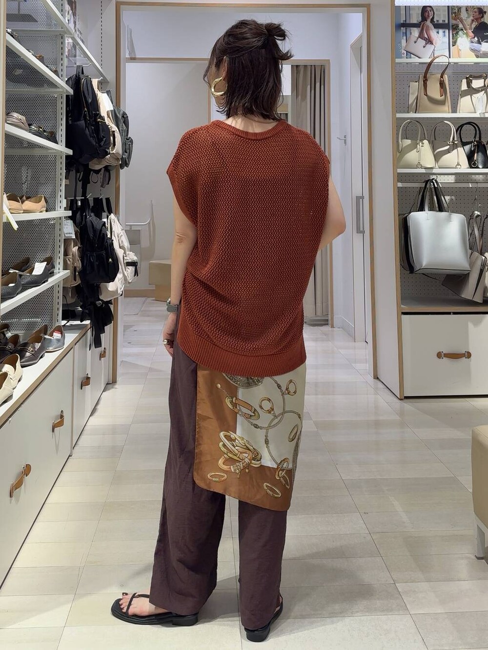 ブラック系のキャミソール、ブラウン系のTシャツ/カットソー、ブラウン系のその他パンツを着用したレディースの夏コーディネートの8枚目の写真