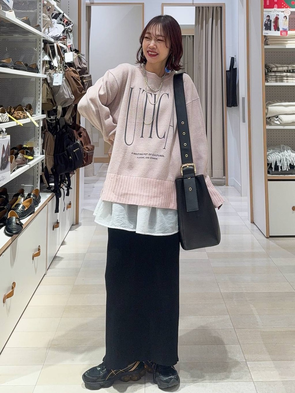 ブラック系のショルダーバッグ、ブルー系のチェスターコート、グレー系のスカートを着用したレディースの冬コーディネートの5枚目の写真