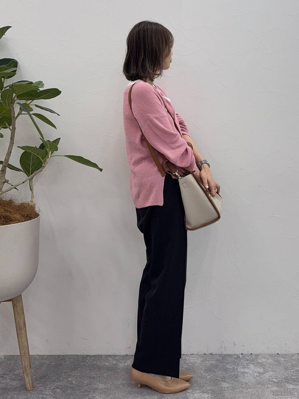 ベージュ系のパンプス、ブルー系のスラックス、ピンク系のカーディガン/ボレロを着用したレディースの秋コーディネートの4枚目の写真