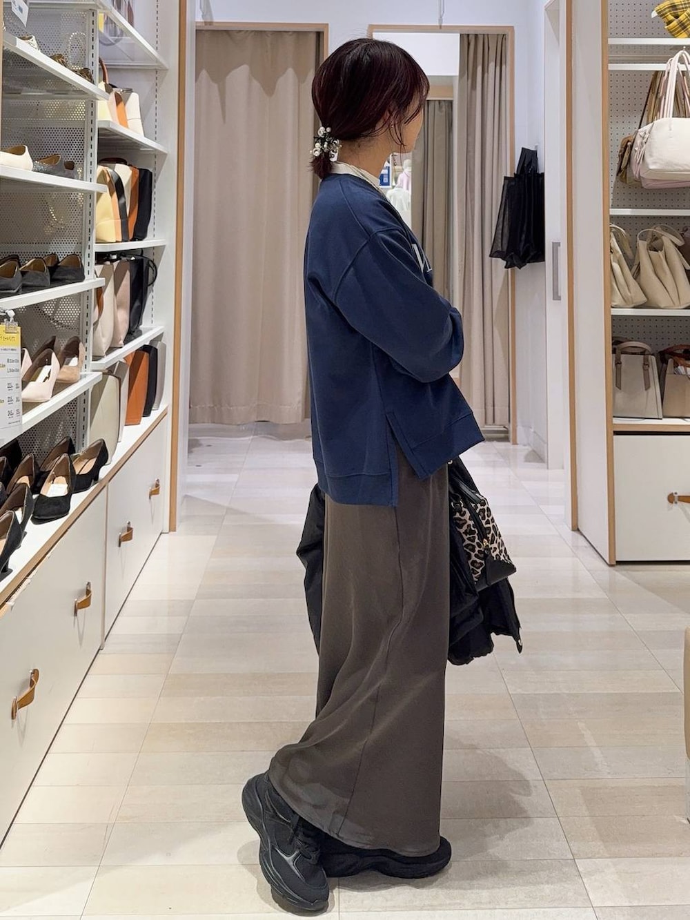 その他のショルダーバッグ、ブラック系のダウンジャケット/コート、ホワイト系のニット/セーターを着用したレディースの冬コーディネートの5枚目の写真