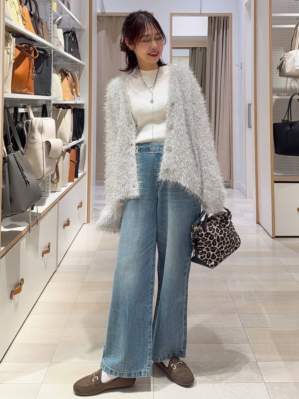 ブラック系のブーツ、ベージュ系のテーラードジャケット、ブラウン系のその他パンツを着用したレディースの冬コーディネートの3枚目の写真