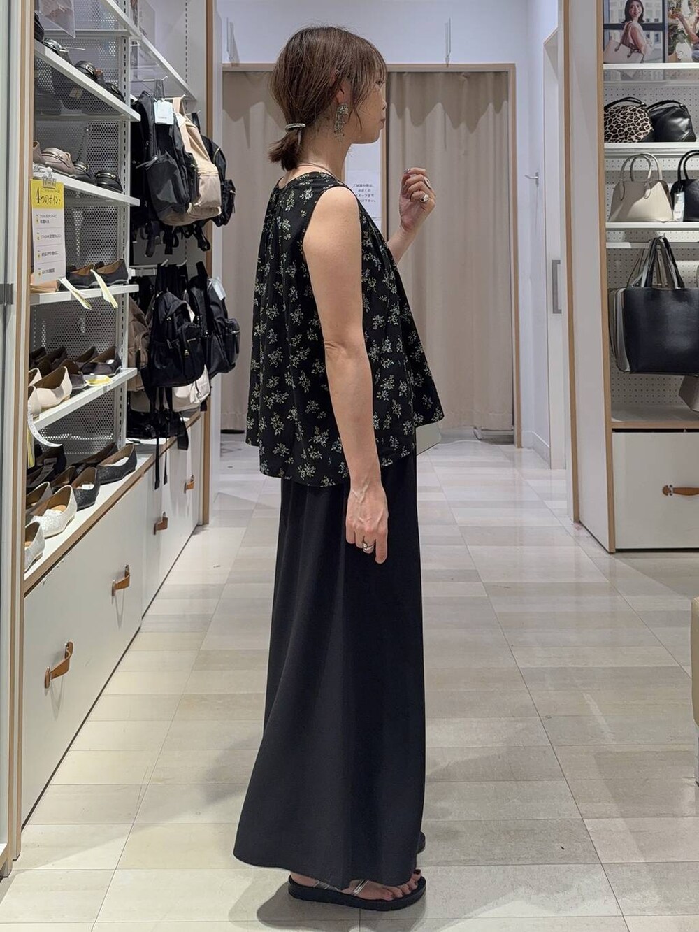 ホワイト系のショルダーバッグ、ホワイト系のシャツ/ブラウス、シルバー系のサンダルを着用したレディースの夏コーディネートの7枚目の写真