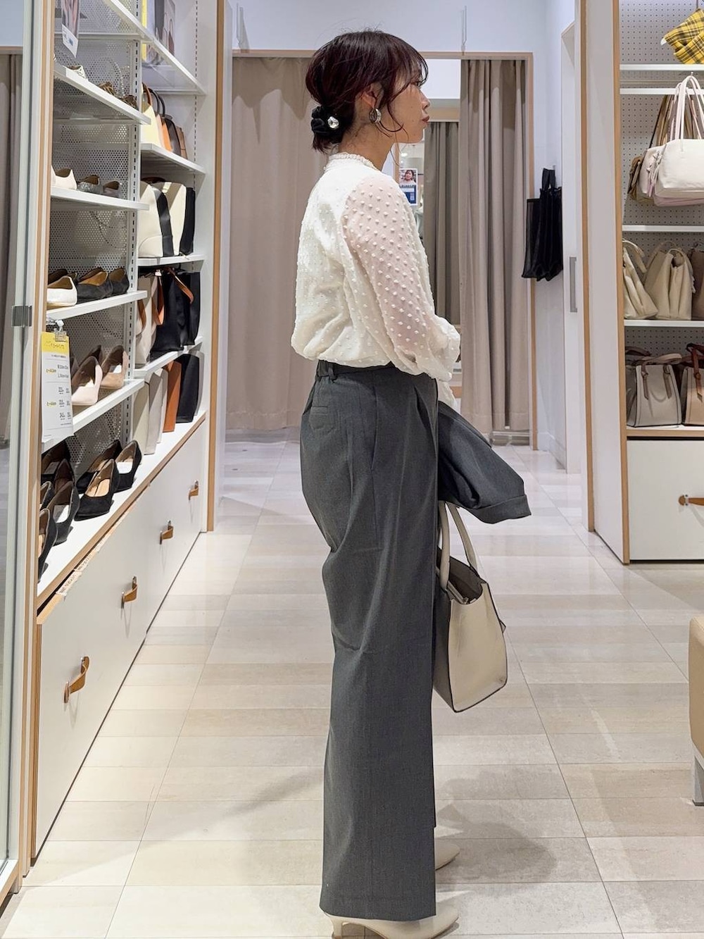 ブラック系のパンプス、グレー系のスラックス、グレー系のテーラードジャケットを着用したレディースの冬コーディネートの6枚目の写真