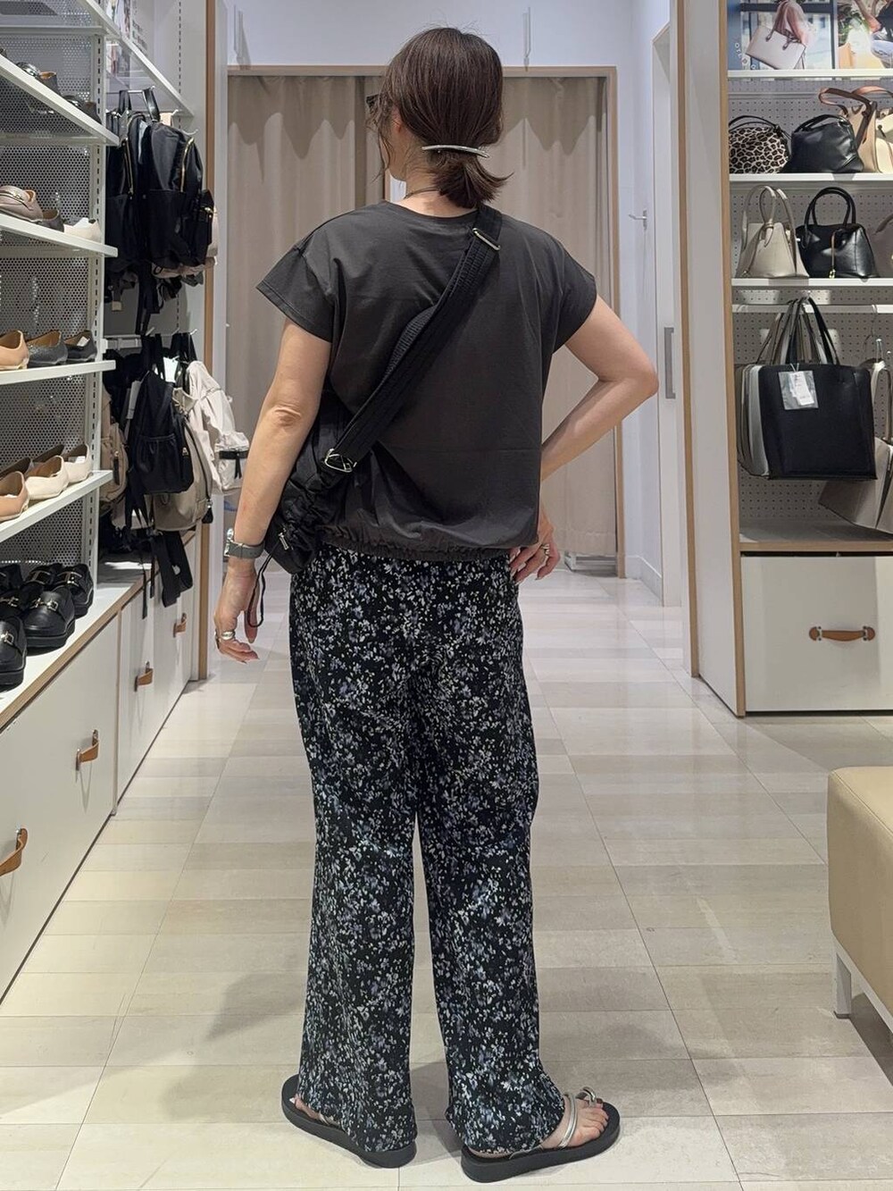 その他のその他パンツ、シルバー系のサンダル、グレー系のTシャツ/カットソーを着用したレディースの夏コーディネートの4枚目の写真